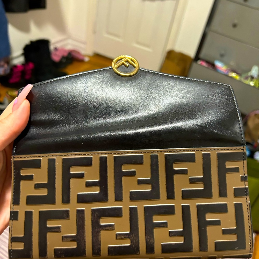 FENDİ wallet in good condition/ has minor stains.